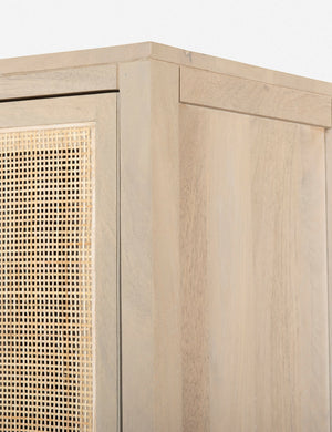 Hannah Cabinet, Natural