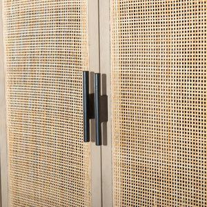 Hannah Cabinet, Natural