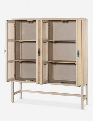 Hannah Cabinet, Natural